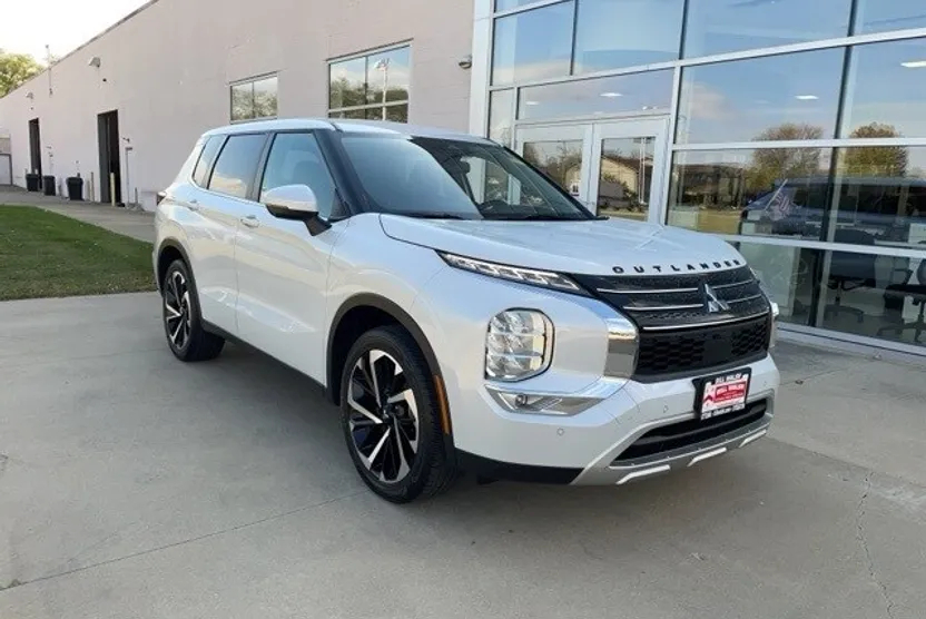 2024 Mitsubishi Outlander SE photo 1