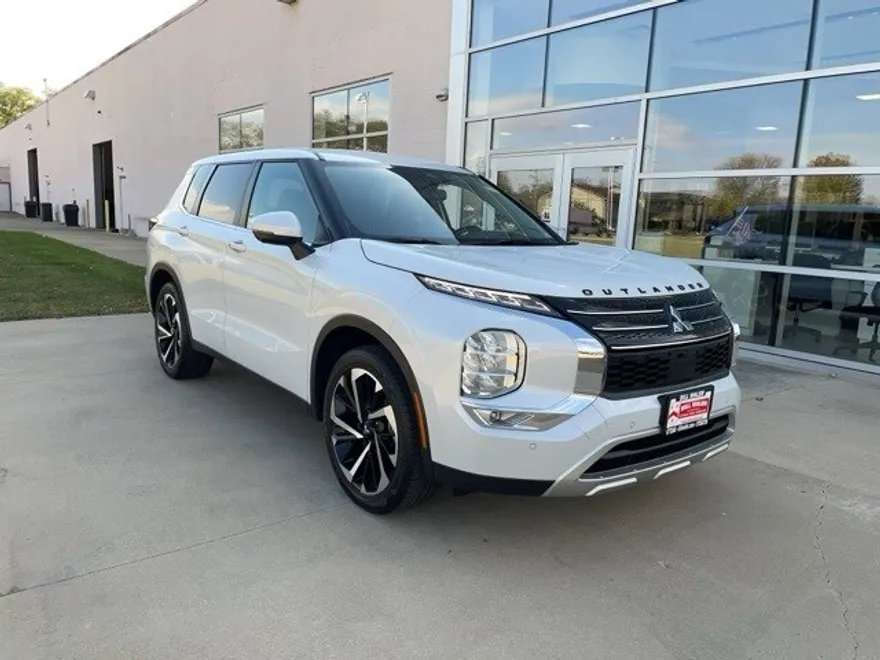 2024 Mitsubishi Outlander SE photo 1