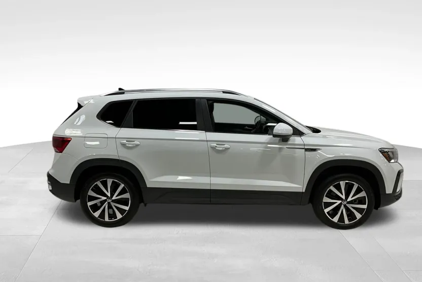 2023 Volkswagen Taos SE photo 1
