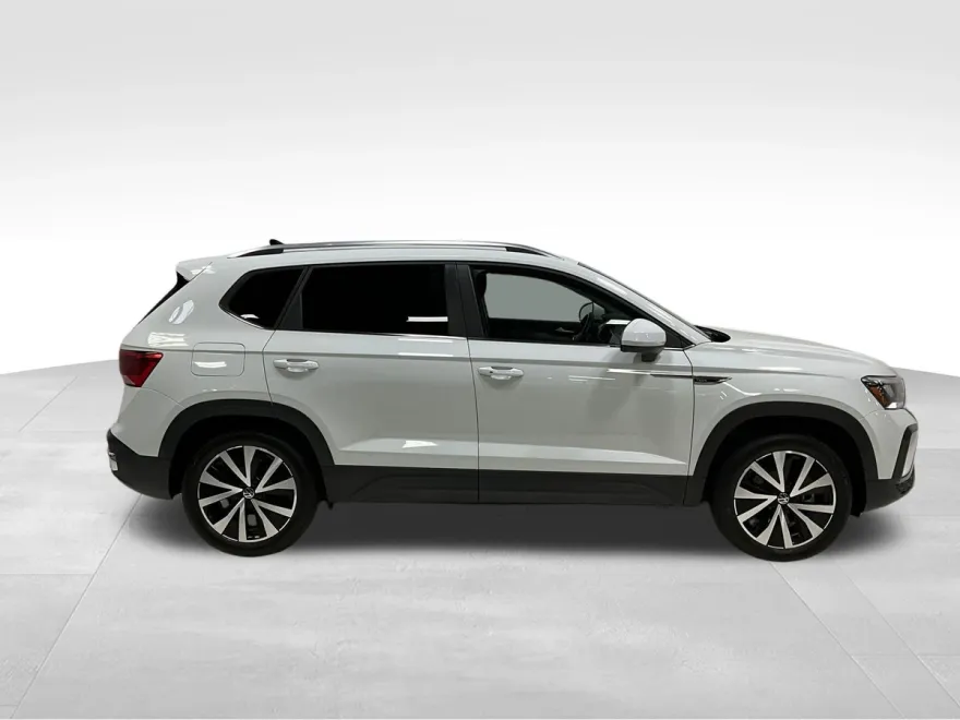 2023 Volkswagen Taos SE photo 1
