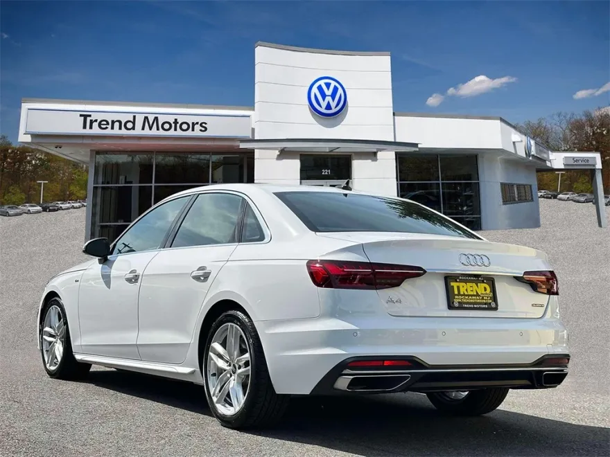 2023 Audi A4 45 S line Premium Plus Quattro photo 1