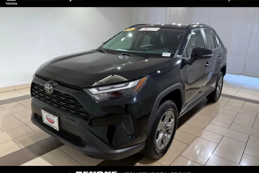 2023 Toyota RAV4 XLE photo 1