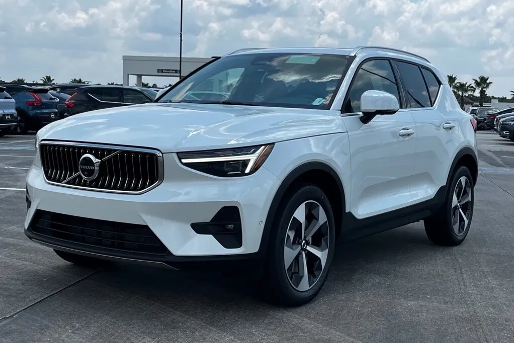 2025 Volvo XC40 Plus photo 1