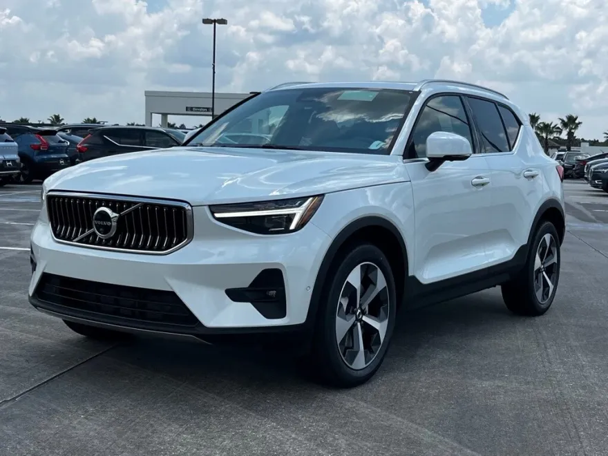2025 Volvo XC40 Plus photo 1