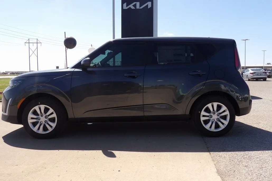 2025 Kia Soul LX photo 1