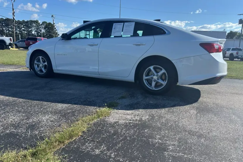 2017 Chevrolet Malibu LS photo 1