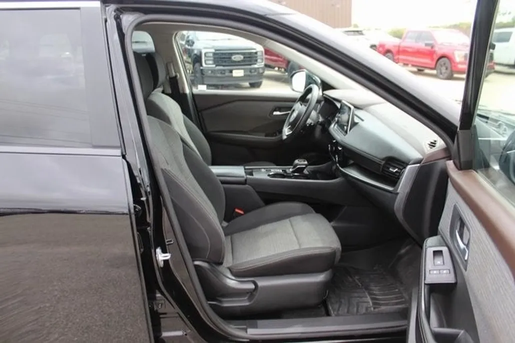 2023 Nissan Rogue SV photo 1