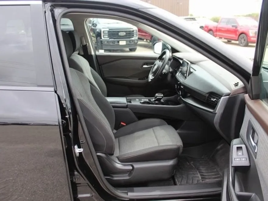 2023 Nissan Rogue SV photo 1