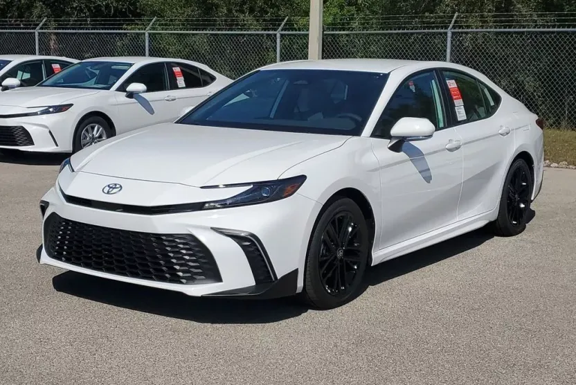 2025 Toyota Camry SE photo 1