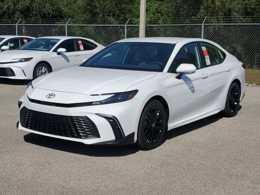 2025 Toyota Camry SE photo 1