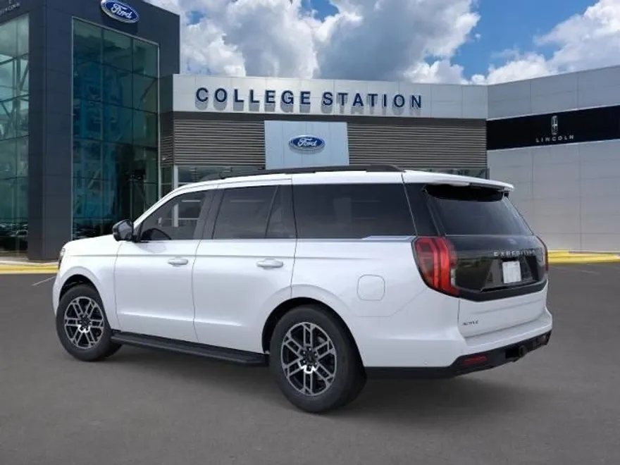 2025 Ford Expedition photo 1