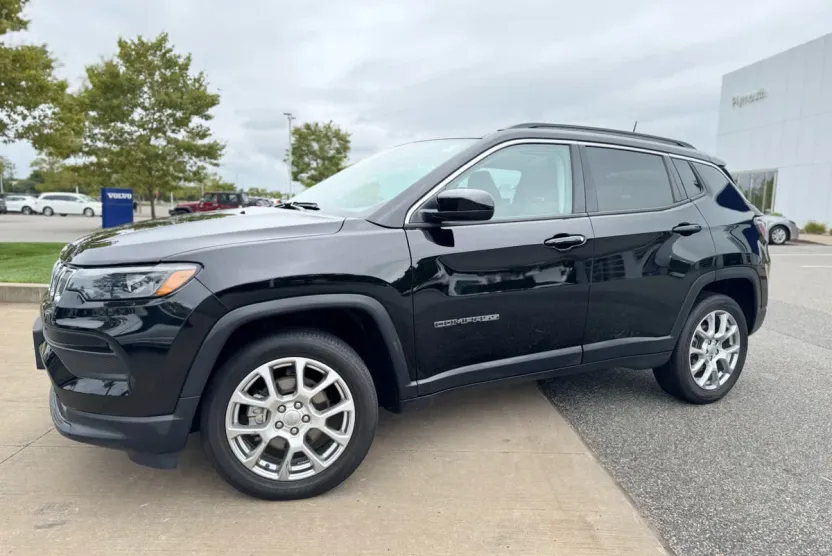2022 Jeep Compass Latitude Lux photo 1