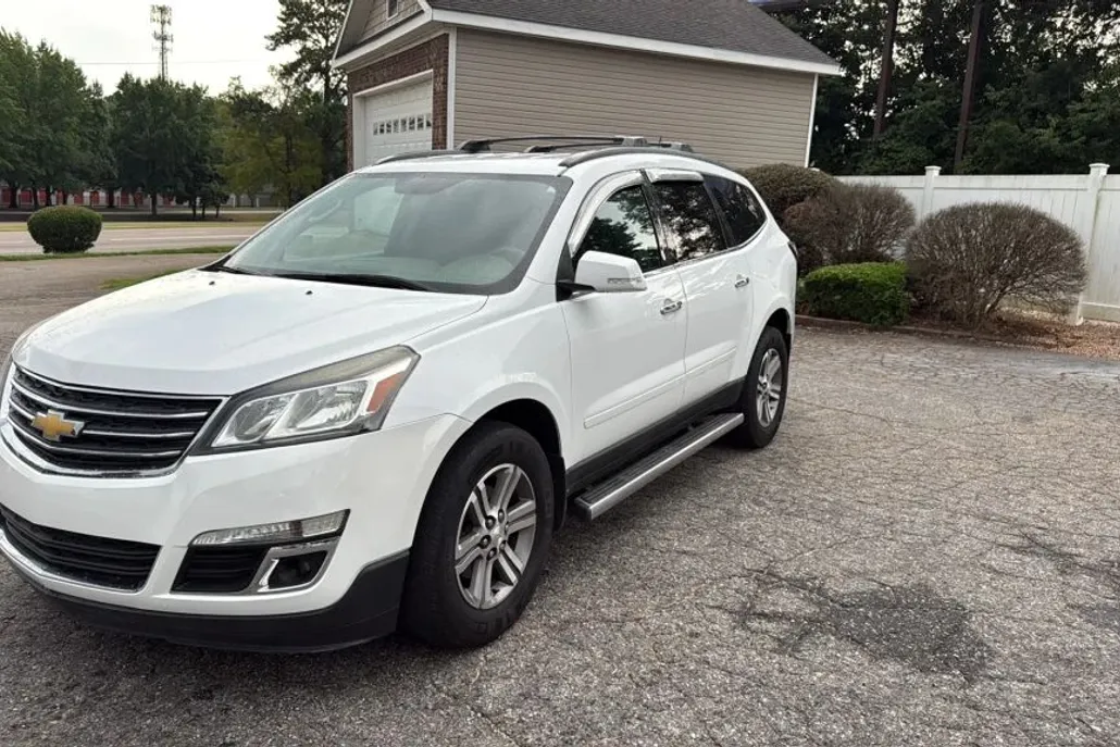2016 Chevrolet Traverse 1LT photo 1