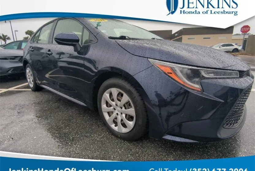 2021 Toyota Corolla LE photo 1