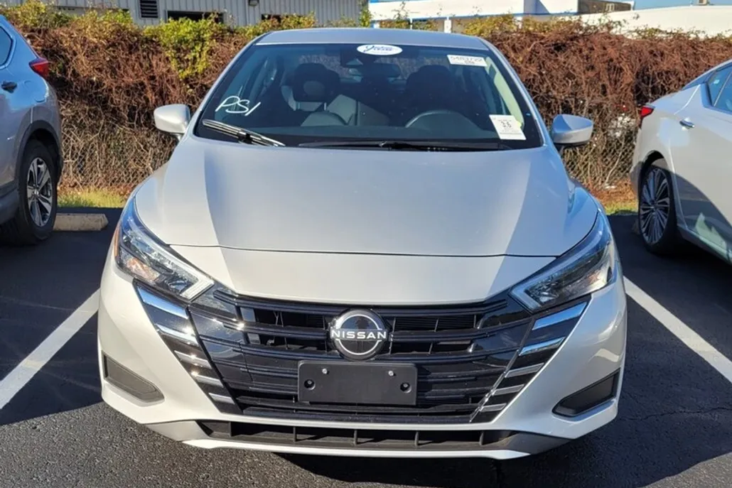 2025 Nissan Versa 1.6 SV photo 1