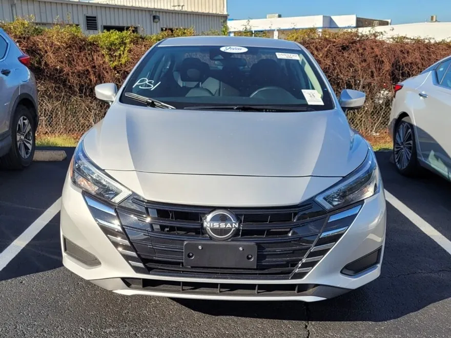 2025 Nissan Versa 1.6 SV photo 1