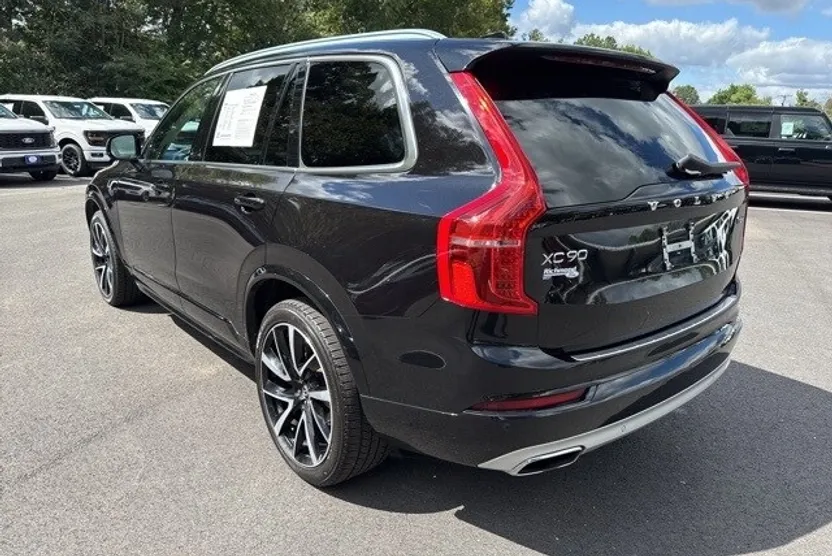 2021 Volvo XC90 T6 Momentum photo 1