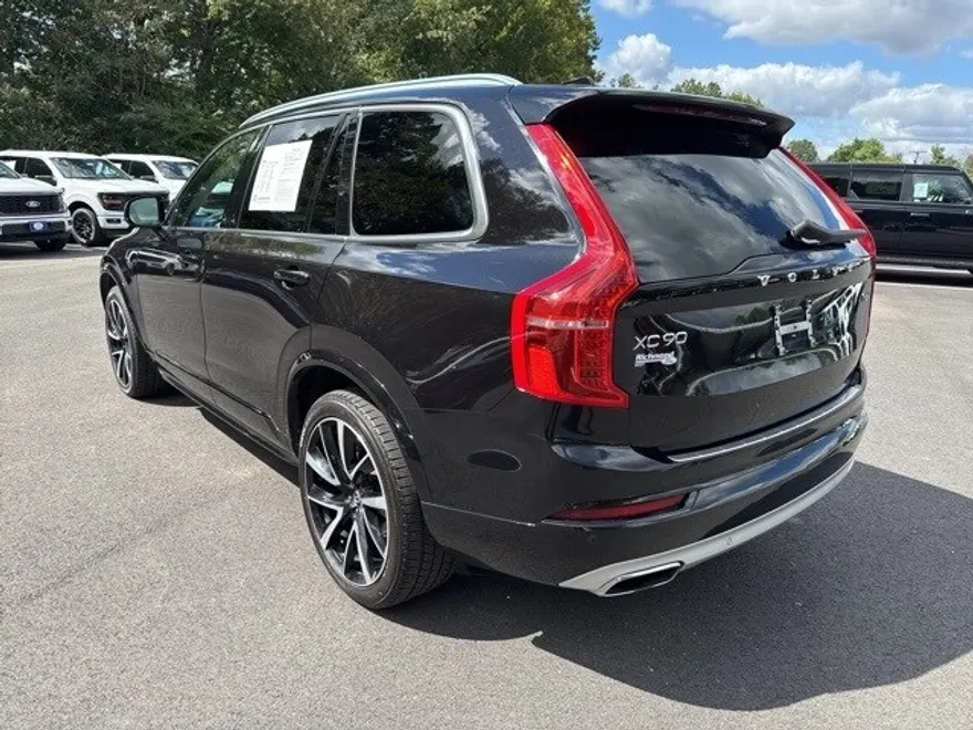2021 Volvo XC90 T6 Momentum photo 1