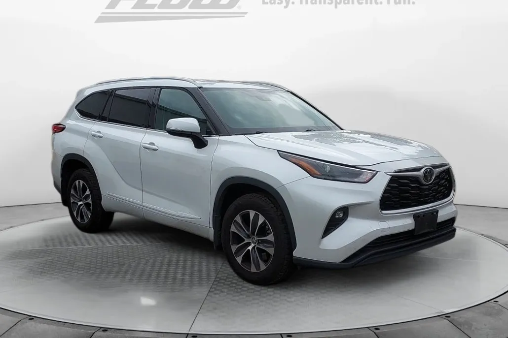 2022 Toyota Highlander XLE photo 1