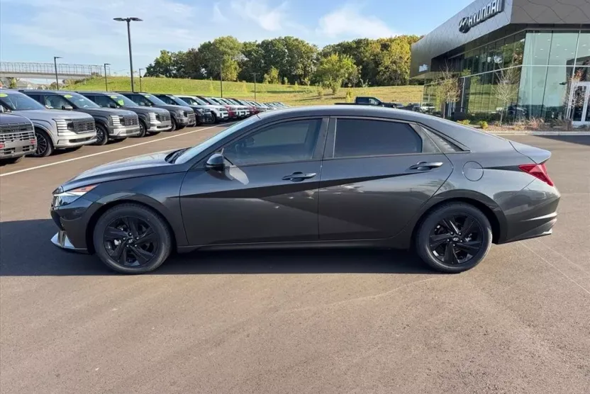 2021 Hyundai Elantra SEL Convenience photo 1