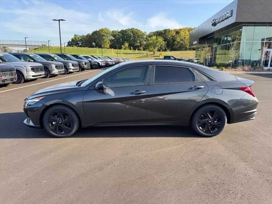 2021 Hyundai Elantra SEL Convenience photo 1