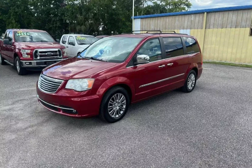 2013 Chrysler Town & Country photo 1