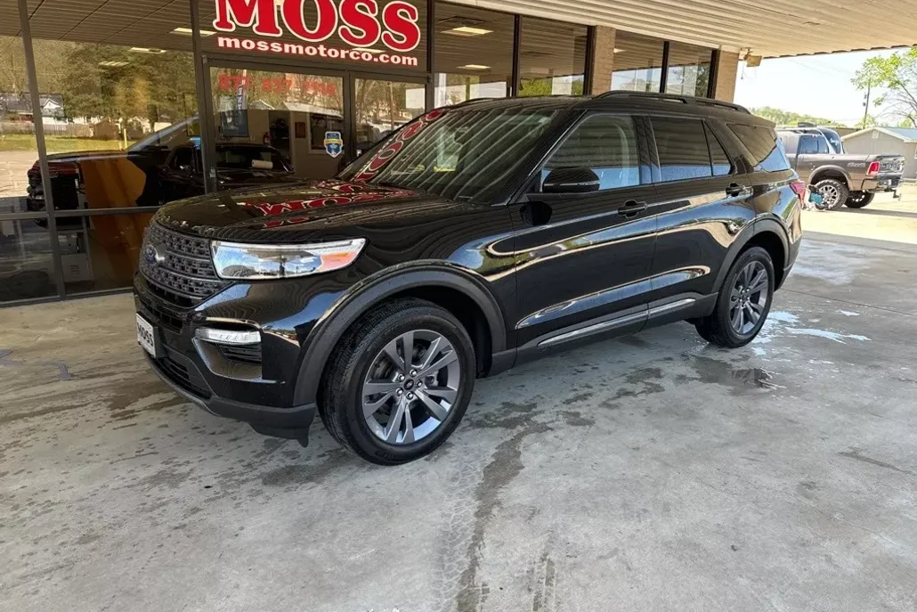 2023 Ford Explorer XLT photo 1