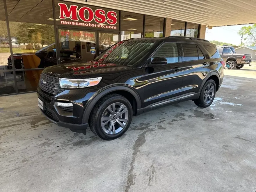 2023 Ford Explorer XLT photo 1