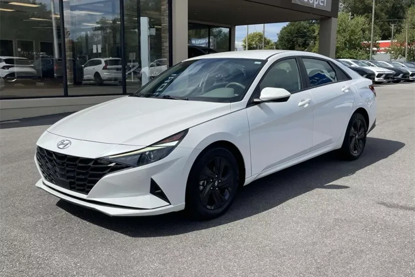 2022 Hyundai Elantra SEL Convenience photo 1