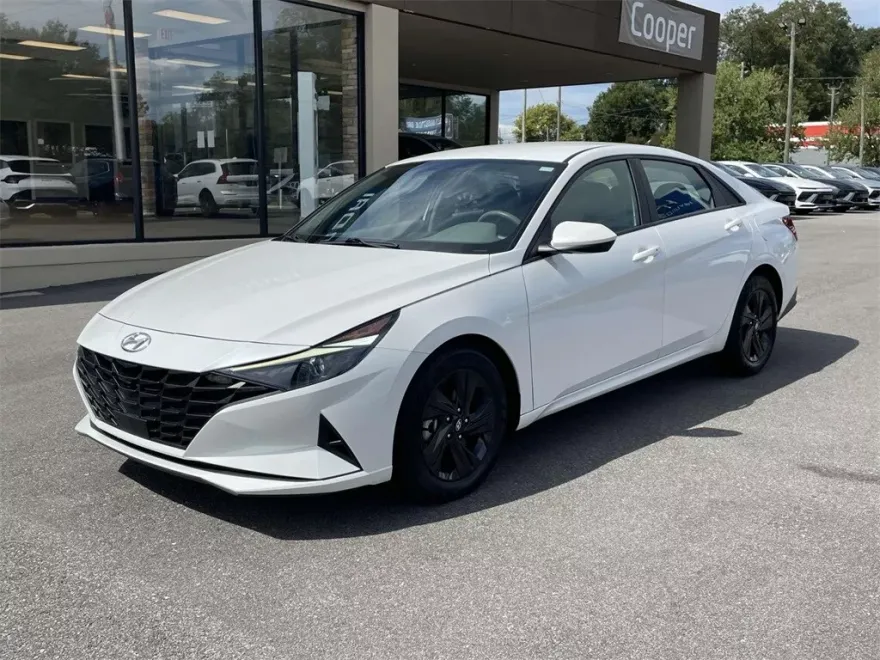 2022 Hyundai Elantra SEL Convenience photo 1