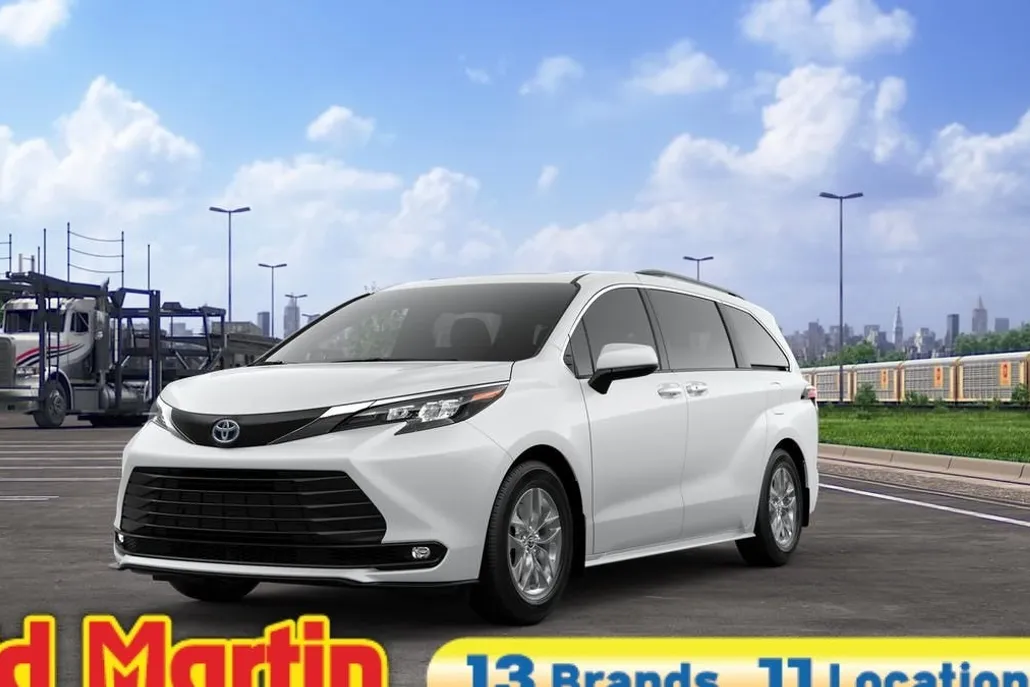 2025 Toyota Sienna XLE photo 1