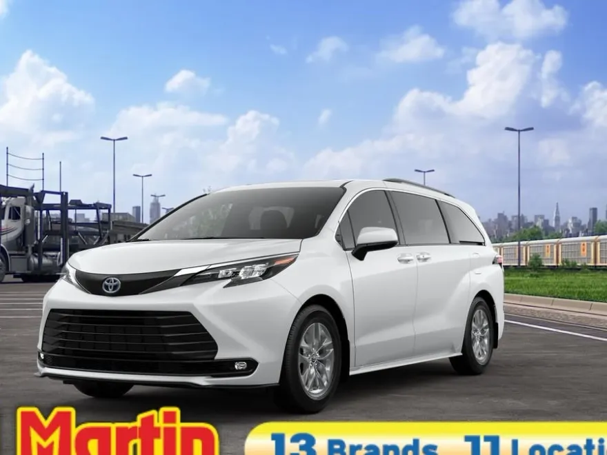2025 Toyota Sienna XLE photo 1