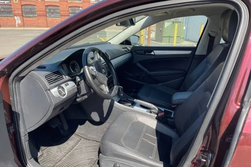 2013 Volkswagen Passat SE photo 1