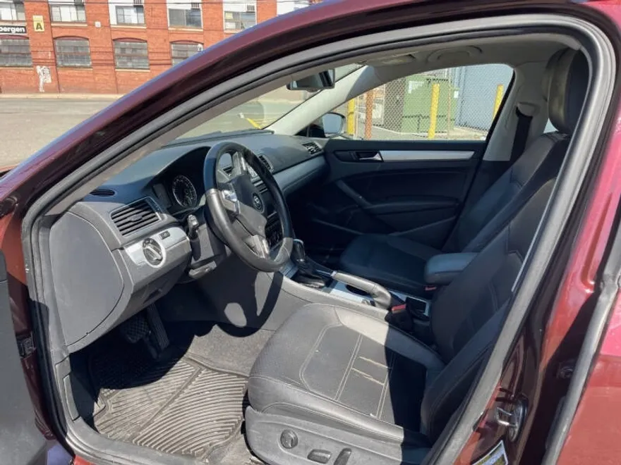 2013 Volkswagen Passat SE photo 1