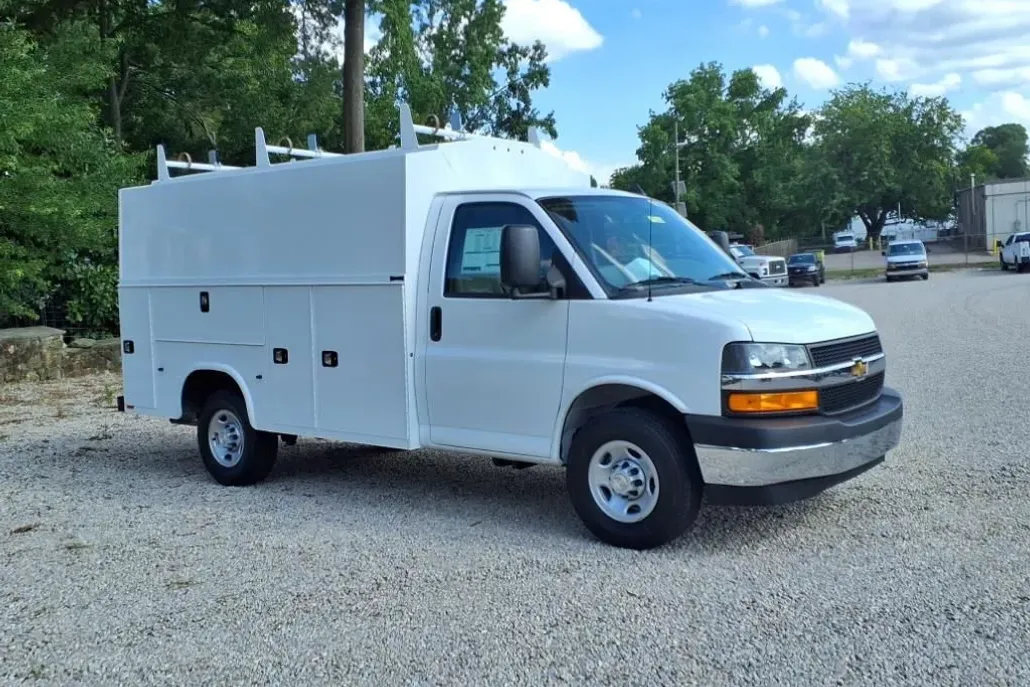 2025 Chevrolet Express Cutaway 3500 photo 1