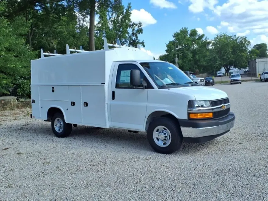 2025 Chevrolet Express Cutaway 3500 photo 1