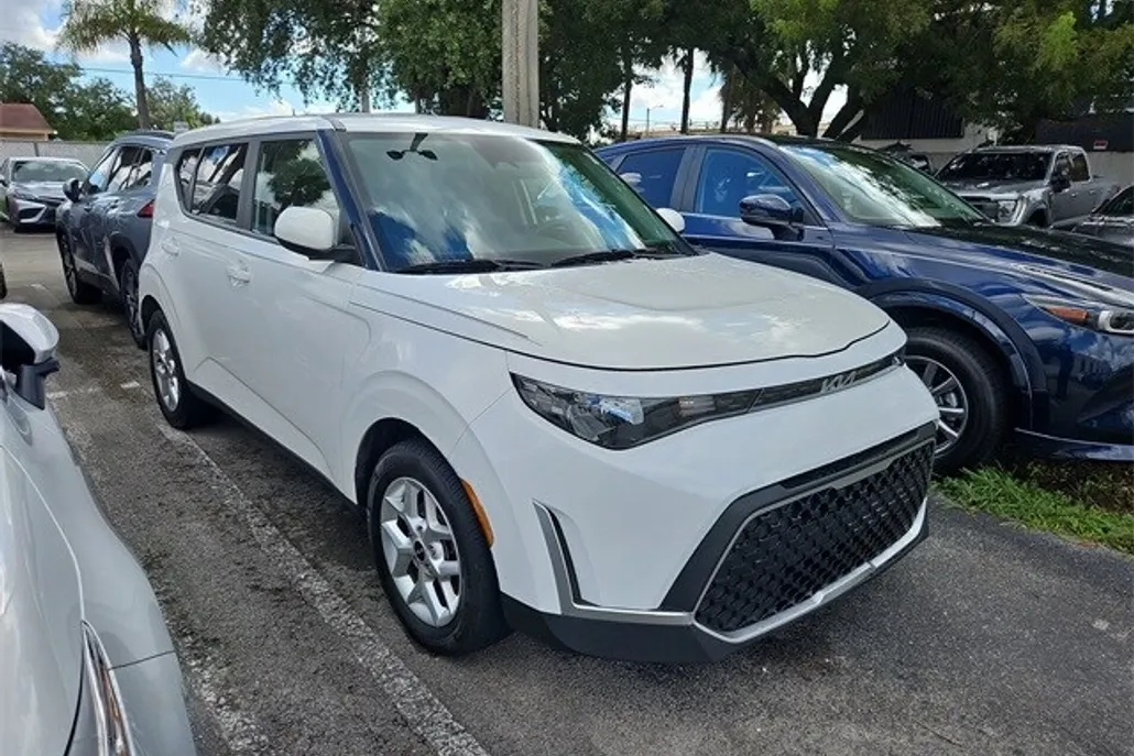 2023 Kia Soul LX photo 1