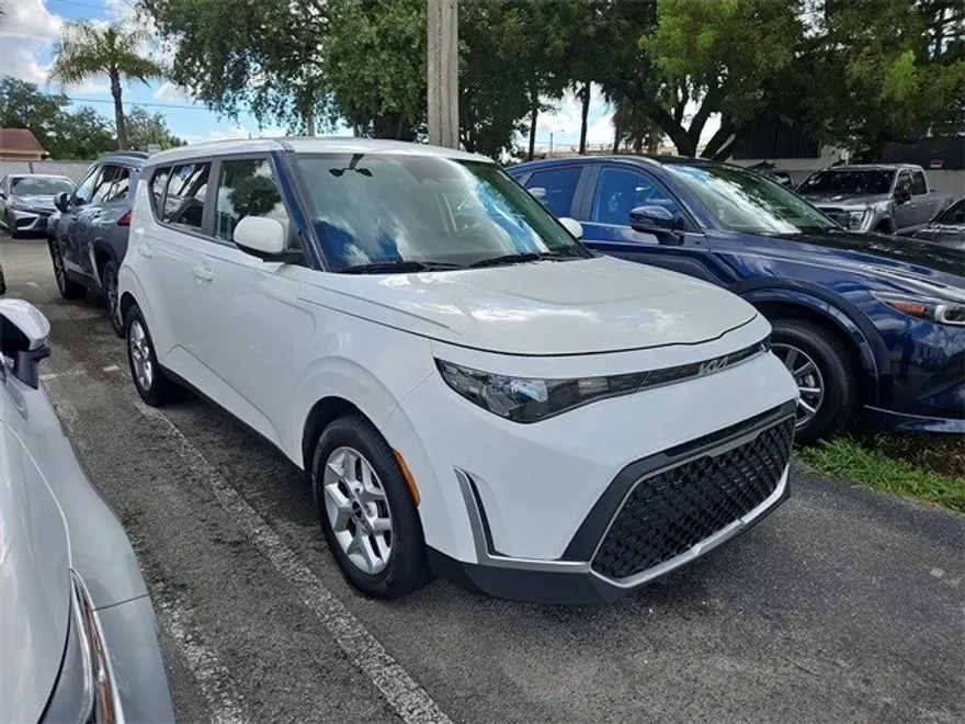 2023 Kia Soul LX photo 1