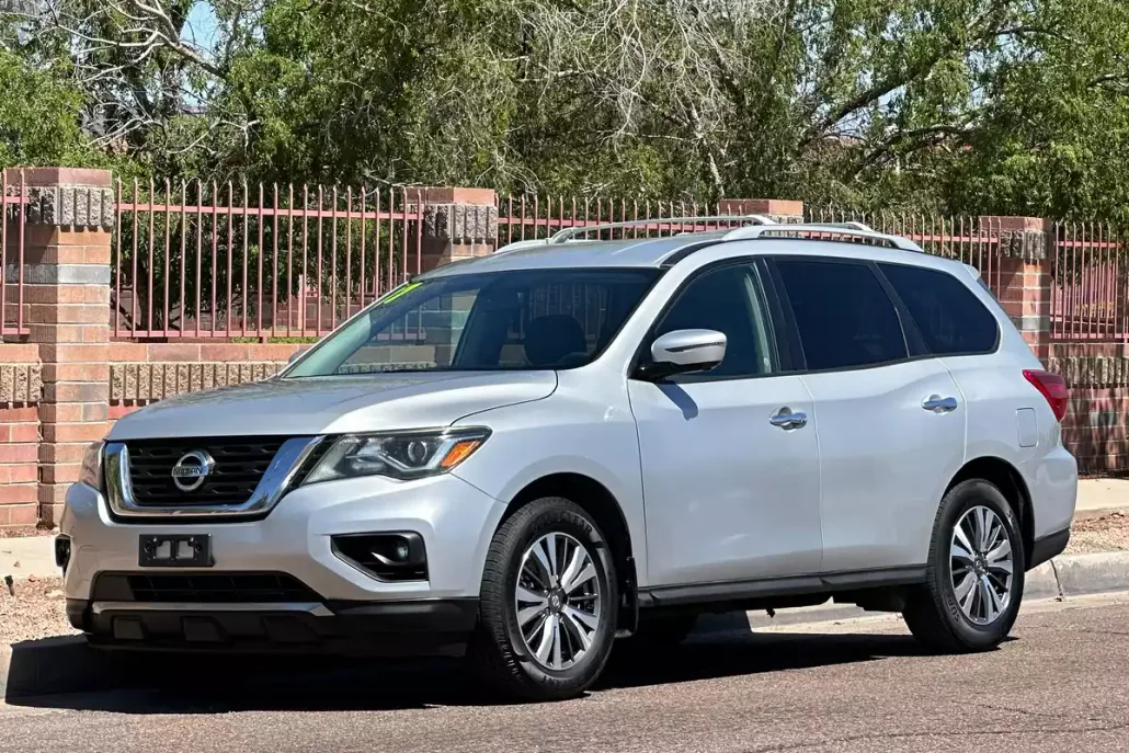 2017 Nissan Pathfinder SL photo 1