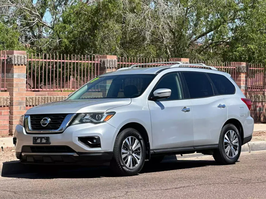 2017 Nissan Pathfinder SL photo 1