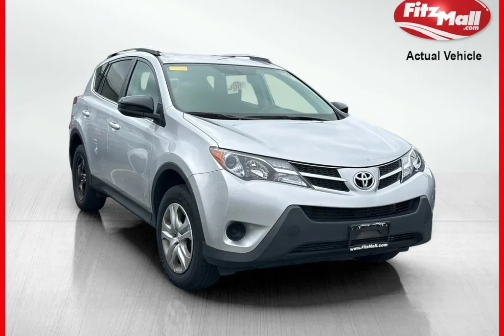2015 Toyota RAV4 LE photo 1