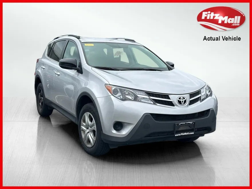 2015 Toyota RAV4 LE photo 1