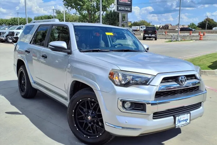 2018 Toyota 4Runner SR5 photo 1