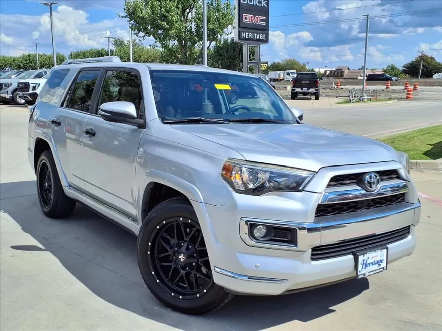 2018 Toyota 4Runner SR5 photo 1