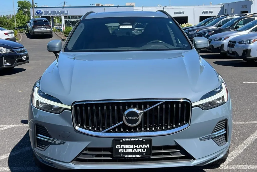 2022 Volvo XC60 B5 Momentum photo 1