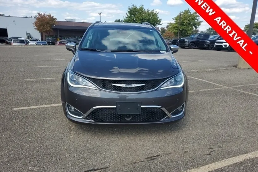 2019 Chrysler Pacifica Limited photo 1