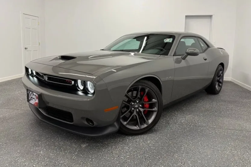 2023 Dodge Challenger R/T photo 1
