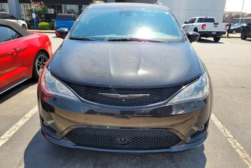 2019 Chrysler Pacifica Limited photo 1