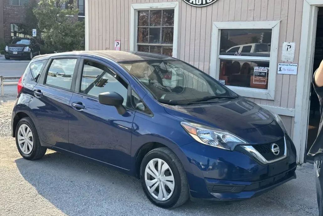2018 Nissan Versa SV photo 1