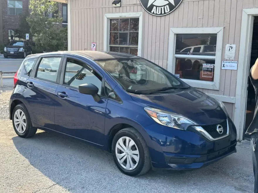 2018 Nissan Versa SV photo 1